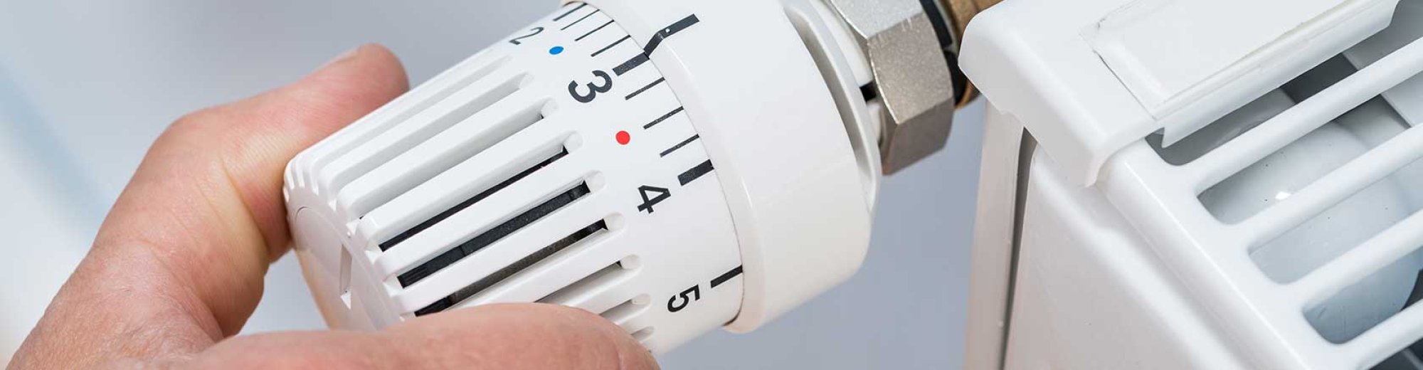Hand am Heizungsthermostat