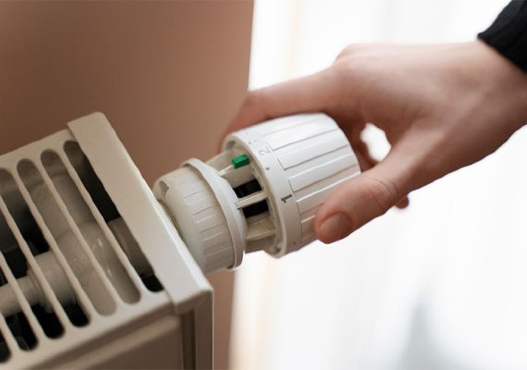 Hand am Heizungsthermostat