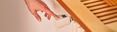 Elektronisches Thermostat mit Hand