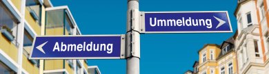 Strassenschilder mit Abmeldung und Ummeldung
