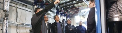 Techniker Team steht vor Rohrleitungen
