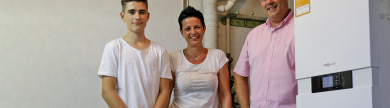 Familie vor einer Gastherme